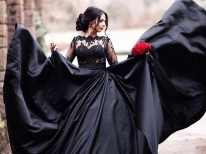 الفنانة السعودية شمس الاسطورة تعود لطليقها بفستان زفاف أسود